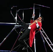 "Costin" als Hilfsrequisiteur und das Trampolin (©Foto: Martin Schmitz)
